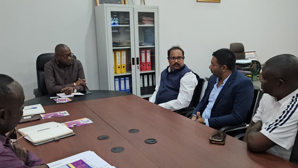 Professional discussions with overseas representatives, fostering connections and exploring opportunities for future collaboration.